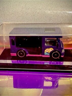 Mattel Hot Wheels Purple & Pink Barbie Dream Camper